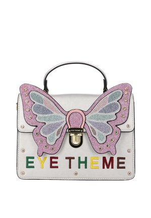 Weiße Handtasche mit glitzernden pinken Schmetterlingsflügeln, buntem "EYE THEME"-Text, goldenen Nieten und einem oberen Griff mit einer vorderen Schnalle.