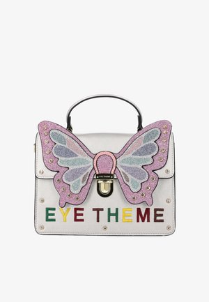 Weiße Handtasche mit glitzernden pinken Schmetterlingsflügeln, buntem "EYE THEME"-Text, goldenen Nieten und einem oberen Griff mit einer vorderen Schnalle.