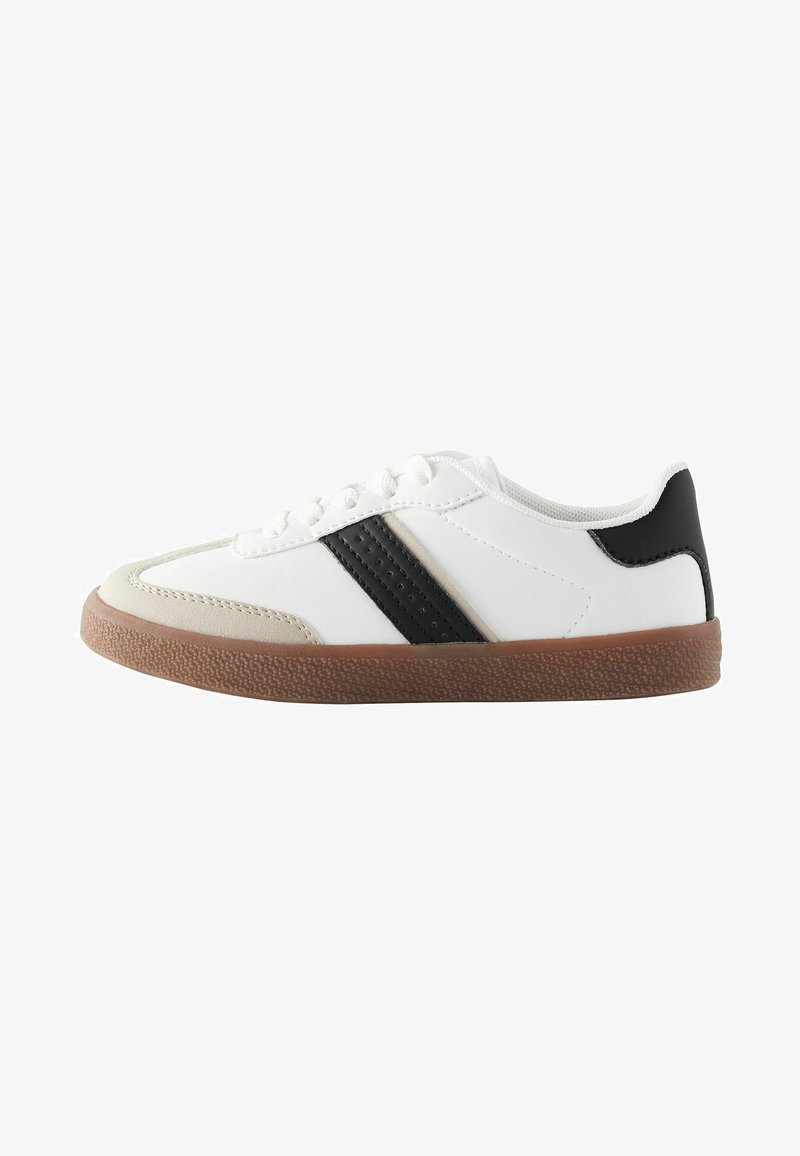 Witte sneaker met zwarte strepen, rubberen zool en geperforeerde accenten. Beschikt over een vetersluiting en contrasterende beige neuskap.