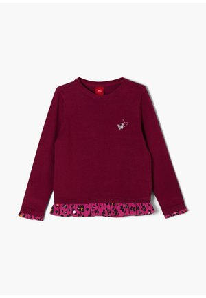 Pull à manches longues rouge foncé avec un petit papillon argenté sur la poitrine et un volant rose à pois noirs et orange au niveau de l'ourlet et des poignets.