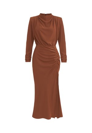 Brązowa sukienka z długim rękawem, z marszczeniem w talii, drapowaną linią dekoltu i bocznym rozcięciem. Wykonana z gładkiego, miękkiego materiału.