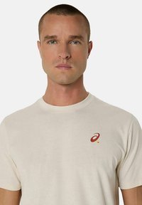 ASICS COURT GRAPHIC - Camiseta estampada - birch