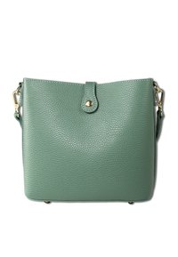 Lichtgroene leren handtas met een gestructureerde afwerking, voorzien van een bovenste drukknoopsluiting, goudkleurige hardware en een afneembare schouderriem.