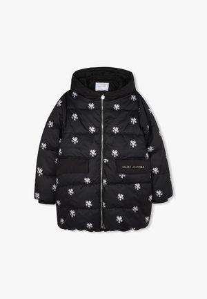 Zwarte pufferjack met zilveren bloemenbroderie, ritsluiting, capuchon en twee frontzakken. Marc Jacobs-logo op de zak.