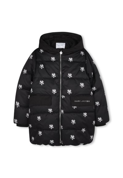 Svart boblejakke med sølvfargede blomsterbroderier, glidelås, hette og to frontlommer. Marc Jacobs-logo på lommen.