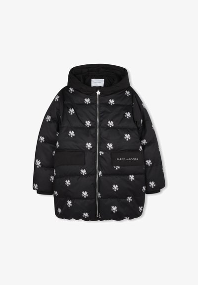 Melns pūšamais mētelis ar sudraba ziedu izšuvumiem, ar rāvējslēdzēju, kapuci un divām priekšējām kabatām. Marc Jacobs logo uz kabatas.
