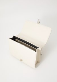 Weiße Kunstledertasche mit umschlagbarem Deckel, magnetischem Verschluss und schwarzem Innenraum. Verfügt über eine elegante rechteckige Form und ein minimalistisches Design.