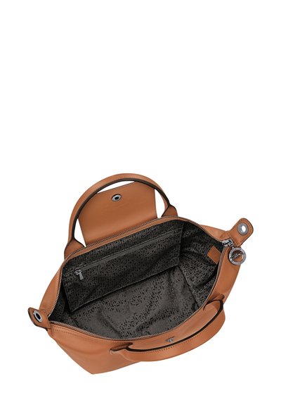 Hellbraune Lederhandtasche mit glatter Oberfläche, abgerundeten Griffen und schwarzem gemustertem Innenfutter. Ausgestattet mit einem Reißverschlussfach und metallischen Akzentdetails.