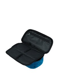 Pouch blu con texture e interno nero con zip, dotato di scomparti e una piccola tasca con zip per l'organizzazione.