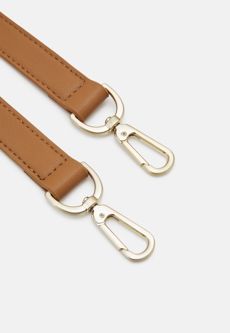 Hnědý kožený pásek se zlatými kovovými sponami. Obsahuje prošívání podél okrajů a zakřivený design na místech zapínání.