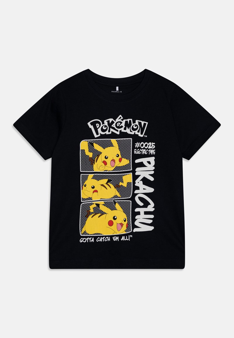 Melnas bērnu T-kreklas ar trim dzeltenām Pikachu ilustrācijām, "Pokémon" logo, "#0025 Elektriskais tips" un tekstu "Gotta Catch 'Em All!".