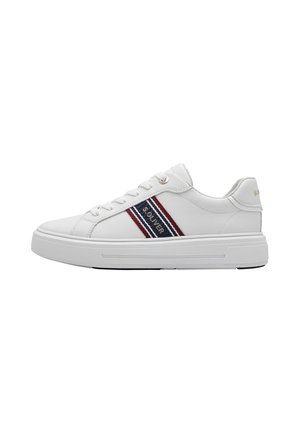 Sneakers bianchi con finitura in pelle liscia, caratterizzati da strisce rosse e blu navy sui lati e una suola spessa bianca. Emblema sul tallone.