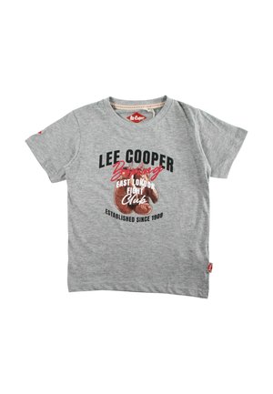 T-shirt gris clair à manches courtes avec le texte "Lee Cooper Boxing East London Fight Club" et un graphique de gants de boxe marron sur le devant.