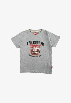 T-shirt gris clair à manches courtes avec le texte "Lee Cooper Boxing East London Fight Club" et un graphique de gants de boxe marron sur le devant.