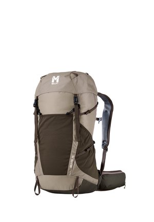 Sac à dos de randonnée Millet Aravis 30 marron et beige avec plusieurs sangles, grande poche avant et support rembourré pour les épaules et la taille.