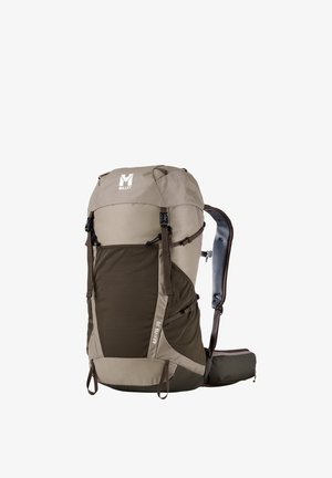 Sac à dos de randonnée Millet Aravis 30 marron et beige avec plusieurs sangles, grande poche avant et support rembourré pour les épaules et la taille.