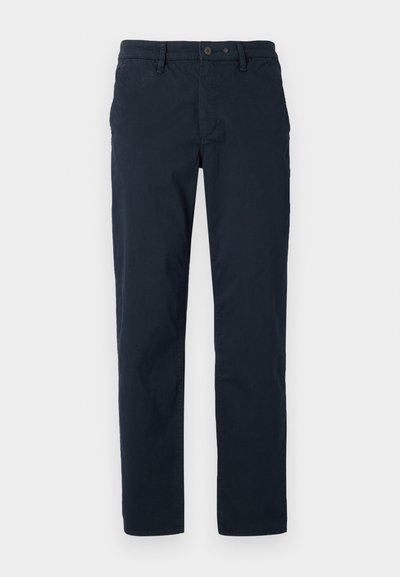 Chino in cotone blu navy con design a gamba dritta, dotato di chiusura a bottone, passanti per cintura e tasche laterali. Texture minimale, senza motivi.