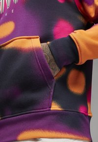 Felpa con cappuccio tie-dye viola e arancione con tasca, caratterizzata da un tessuto strutturato, polsini elasticizzati e un orlo arancione a contrasto.