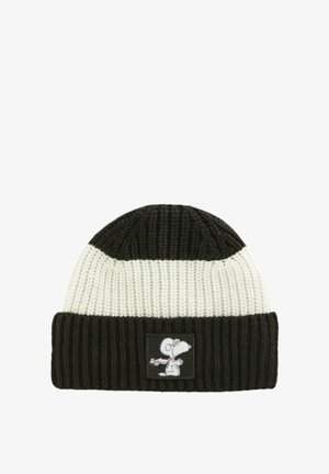 Gehaakte muts in zwart-witte strepen met een geribbelde textuur. Voorzien van een klein Snoopy-patch op de omgeslagen rand.