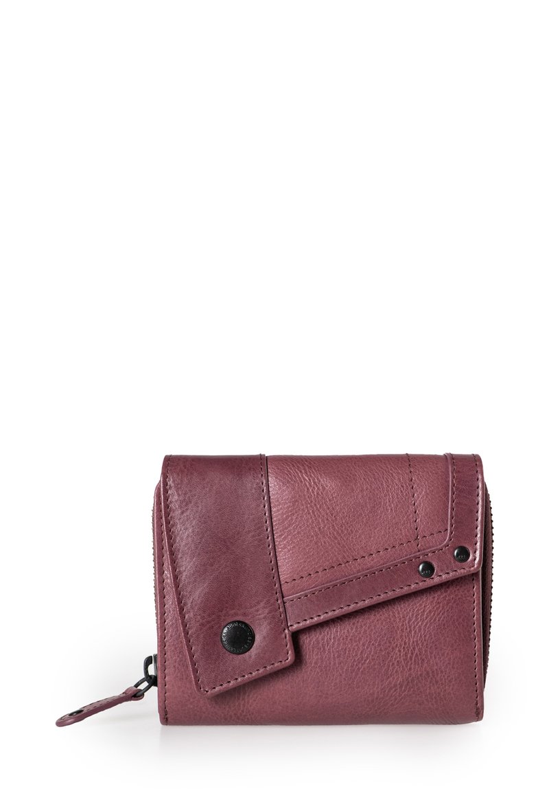 Portafoglio in pelle bordeaux con superficie testurizzata, pattina triangolare, chiusura a pulsante nera e zip su un lato. Design compatto e strutturato.