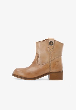 Bottines en cuir tan à bout rond, avec découpes sur les côtés, couture décorative et petit talon carré. Comprend une languette à l'arrière et un détail de logo.