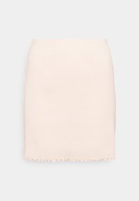 Mini-jupe en maille rose pâle avec une texture côtelée, présentant un ourlet festonné et une silhouette ajustée. Taille élastique pour plus de confort.