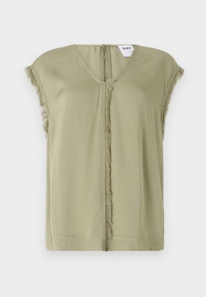 Oliven grønn topp med V-hals, korte ermer og flagrende kanter nedover midten. Laget av mykt stoff med en avslappet passform.