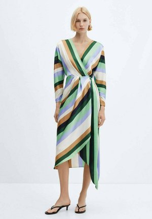 Vestito avvolgente in un tessuto setoso con strisce diagonali verdi, blu, marroni e bianche, maniche lunghe e dettaglio vita legato.