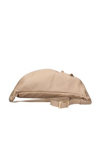 Borsa a spalla in pelle beige con silhouette arrotondata, superficie testurizzata, accessori in oro e una singola tracolla regolabile.