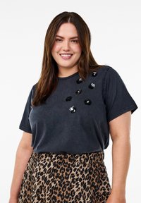 Zizzi GEWASCHENES MIT PAILLETTENBLÜTEN - Marškinėliai su spaudiniu - grey washed flower