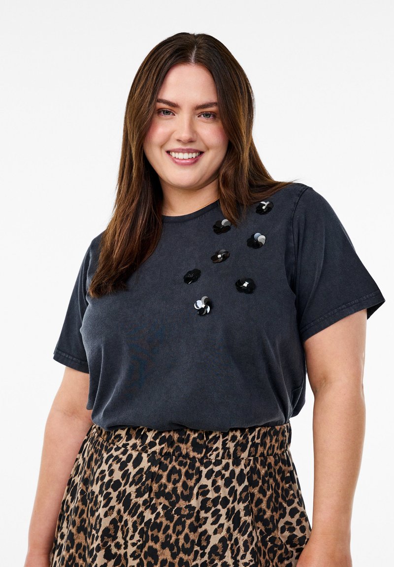 Zizzi GEWASCHENES MIT PAILLETTENBLÜTEN - Marškinėliai su spaudiniu - grey washed flower