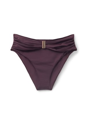 Bikini onderkant in diep paars, met een rimpelontwerp bij de taille en een metalen accent in het midden. Gemaakt van soepel stof.