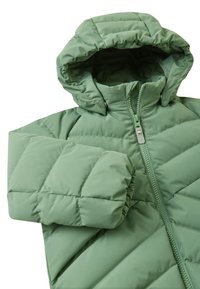 Jachetă verde captusită cu glugă, având un fermoar frontal, quilt diagonal și manșete elastice. Material uniform, lucios, cu o textură moale.