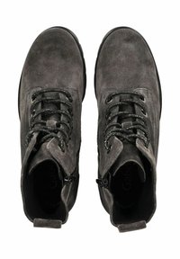 Bottines en suede grises avec lacets noirs, finition texturée. Dotées d'une fermeture zippée et d'un col rembourré pour plus de confort. Conception à bout rond.