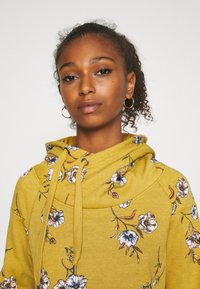 ONLY ONLJALENE HOOD - Sweatshirt com capuz - harvest gold