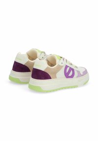 Sneaker mit einem strukturierten weißen Mesh-Obermaterial, lila Wildlederakzenten, beigen Einsätzen und grünen Gummisohlen. Mit abgerundetem Zehenbereich und lila Logo.