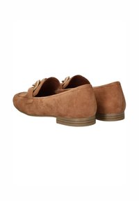 Bruine suède loafers met een platte hak, met decoratieve strikaccenten aan de voorkant en een gladde, matte textuur.