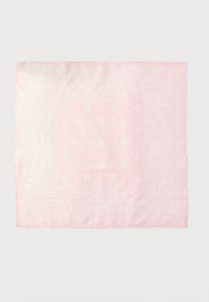 Blødt lyserødt firkantet tørklæde med subtile indviklede paisley- og blomstermønstre på en hvid baggrund.