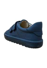Zapato infantil de cuero azul marino con cinta de Velcro, punta redonda, cuello acolchado y suela de goma texturizada. Branding mínimo visible.