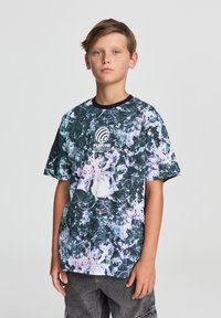 Koszulka z krótkim rękawem w ciemnozielonym kolorze z abstrakcyjnym, marmurkowym wzorem w różowym i białym. Posiada okrągły dekolt oraz nadruk z logo na klatce piersiowej.