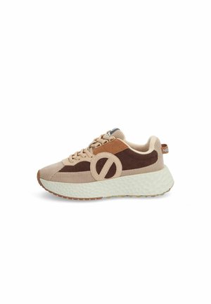 Beige og brun sneaker med tekstureret stofoverdel, cirkulært logodetalje, kraftig hvid sål og brun gummiydersål, vist i sideprofil.