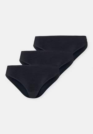 Czarne majtki bikini w zestawie trzech, z teksturą prążkowaną i bezszwowym wykończeniem. Każdy element ma niską talię zapewniającą wygodne dopasowanie.