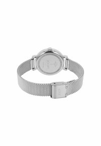 Silberner Edelstahluhren mit Mesh-Armband, runder Gehäuseform und Krone. Auf der Rückseite sind eingravierte Marken- und Modellinformationen zu finden.