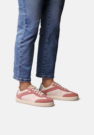 Tenisky s ružovým pláteným zvrškom, ružovými semišovými akcentmi, mätovo zeleným podpätkom a krémovou gumovou podrážkou. Štylizované s modrými rifľami.