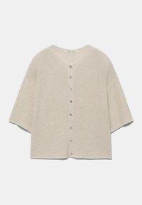 Világos bézs kötött rövid ujjú kardigán V-nyakkivágással és hét gombbal elöl, fehér háttéren lefektetve.