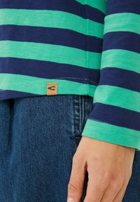 Hemd met lange mouwen, voorzien van horizontale strepen in marineblauw en groen, met een stoffen label nabij de zoom en een licht gestructureerde afwerking.