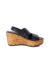 Sandalo con zeppa in pelle nera con piattaforma a trama di sughero. Presenta cinturini incrociati e un design slingback. Suola in gomma per una migliore aderenza.