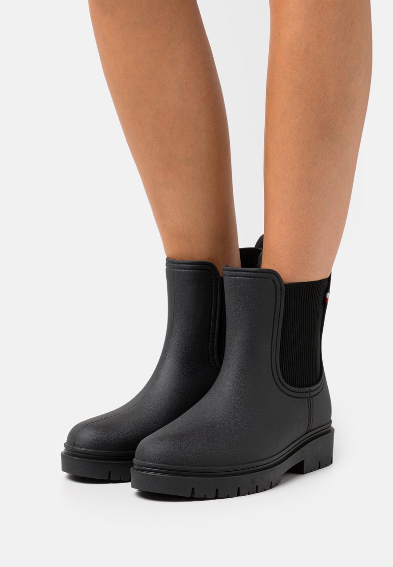 Tommy Hilfiger MATT ANKLE RAINBOOT WITH ELASTIC - Wellies - black/beige ...