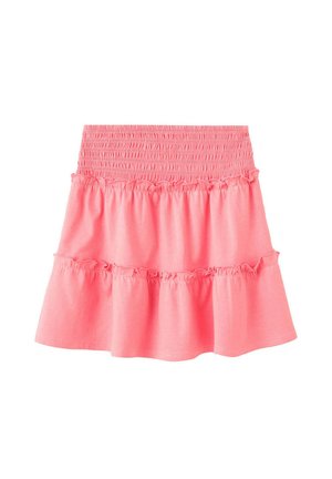 Mini-jupe rose à volants avec taille élastique smockée et coutures froncées, fabriquée en tissu léger pour une tenue décontractée.