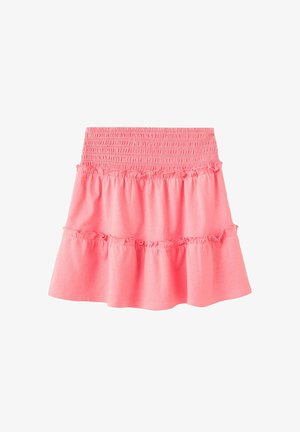 Mini-jupe rose à volants avec taille élastique smockée et coutures froncées, fabriquée en tissu léger pour une tenue décontractée.